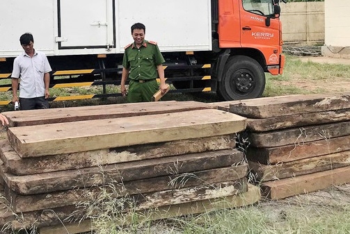 Phát hiện hơn 3m3 gỗ lậu cất giấu ở nhà dân