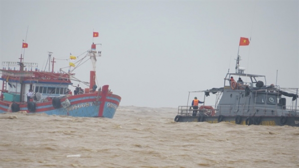 Quảng Bình: 15 ngư dân trôi dạt trên biển được cứu hộ an toàn