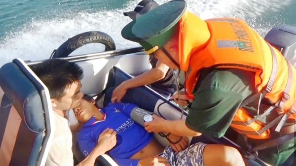 Quảng Bình: Cứu sống ngư dân bị đột quỵ trên biển