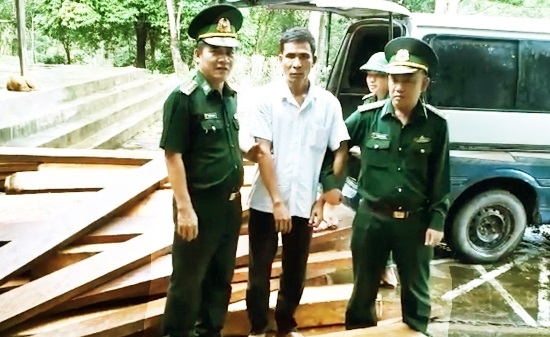 Quảng Bình: Bắt ô tô vận chuyển gỗ lậu trong mưa lũ
