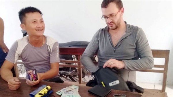Quảng Bình: Trả lại ví tiền cho khách nước ngoài đánh rơi