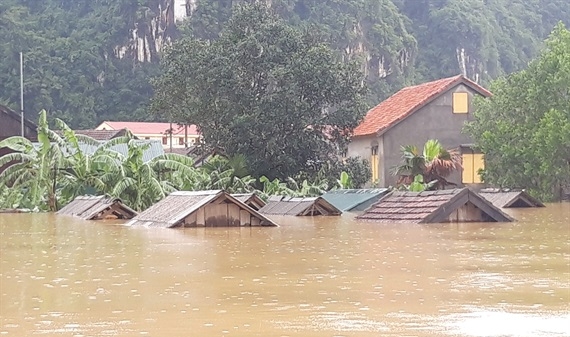 Quảng Bình: Nước ngập tới nóc nhà, người dân cuống cuồng chạy lũ