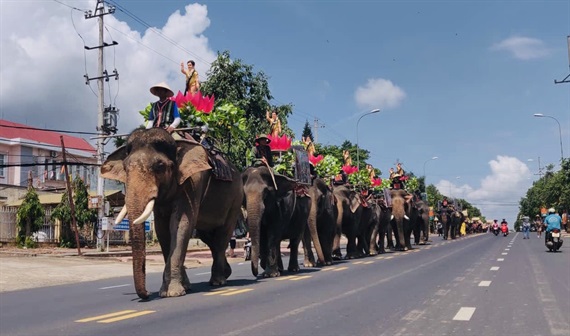Lần đầu tiên đưa voi vào diễu hành Lễ rước Phật