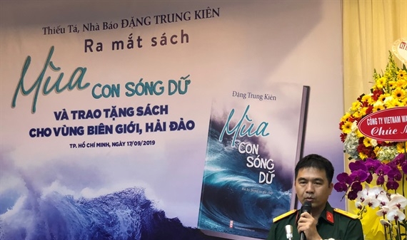 Thiếu tá, Nhà báo Đặng Trung Kiên ra mắt sách 'Mùa con sóng dữ': Tác giả tặng 5.000 cuốn sách cho bộ đội!