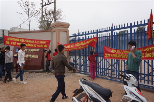 Dân vây kín nhà máy phân bón phản đối việc gây ô nhiễm
