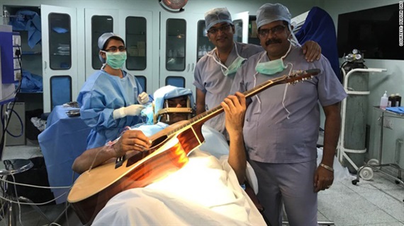 Chuyện khó tin: Chơi đàn guitar khi đang được phẫu thuật não