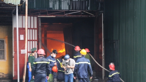 Kho hàng trong khu công nghiệp Vĩnh Tuy cháy ngùn ngụt