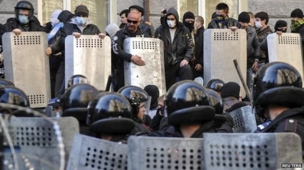 'Người biểu tình bị quét khỏi tòa nhà chính quyền Kharkov'