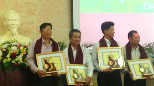 Phóng viên Báo NNVN nhận bằng khen của chủ tịch tỉnh Đồng Tháp