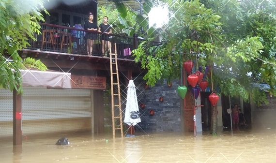 Hàng chục ngàn nhà dân Quảng Nam bị 'chìm' trong biển nước