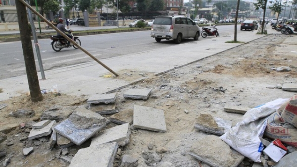 Chủ tịch Hà Nội: Lát đá vỉa hè rất bừa bãi, không đảm bảo chất lượng