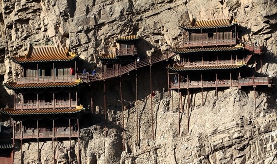 Ngôi chùa đặc biệt ở Trung Quốc, 1.500 năm 'treo' trên vách núi