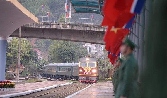 Tàu hỏa bọc thép của ông Kim Jong-un vào ga Đồng Đăng
