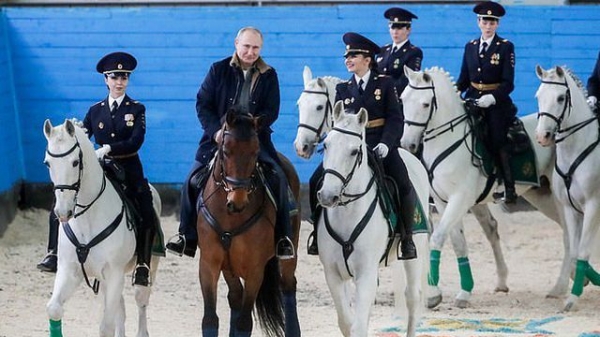 Tổng thống Putin cưỡi ngựa cùng các 'bông hồng thép' nước Nga
