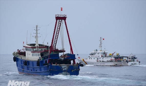 Cận cảnh cuộc đẩy đuổi tàu cá mang cờ Trung Quốc ra khỏi biển Việt Nam