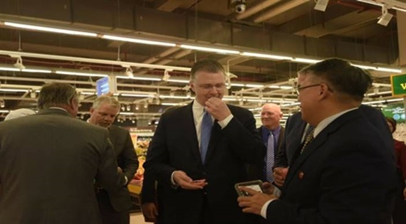 Đại sứ Mỹ thích thú với nông sản sạch của VinEco