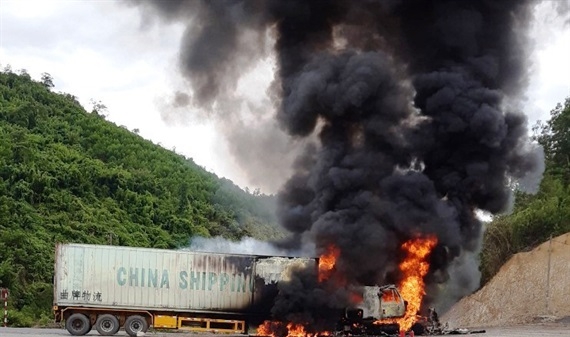 Quảng Bình: Đang lưu thông, xe container cháy rụi