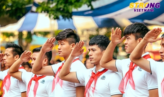 Đình Trọng, Quang Hải tham gia chào cờ đầu tuần với học sinh trường THCS Nguyễn Trường Tộ