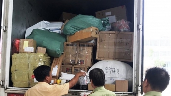 Thừa Thiên - Huế: Bắt giữ 2 'xe thư báo' vận chuyển số lượng lớn hàng lậu