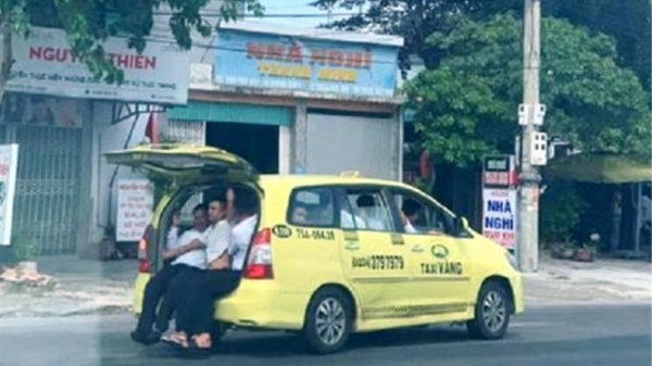 Thừa Thiên - Huế: Thót tim taxi mở cả cốp 'nhồi' người trên QL 1A