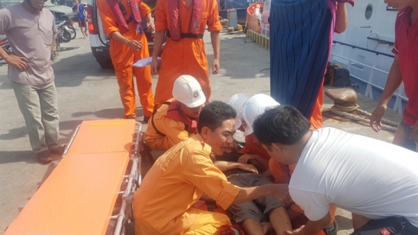 Xuyên đêm cấp cứu ngư dân bị đứt gân chân không cầm máu