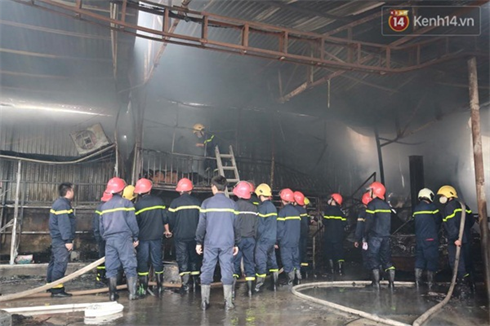Hà Nội: Cháy gara ô tô tại Văn Quán, 1 xe ô tô cháy rụi