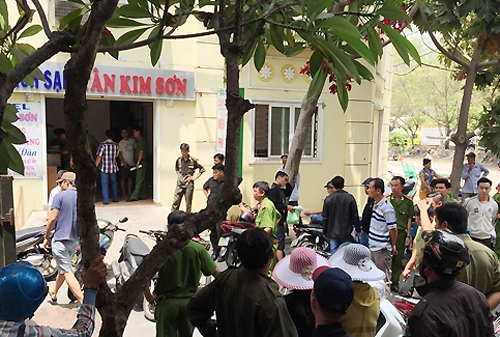 Cảnh sát bao vây khách sạn, hàng chục thanh niên vứt ma túy bỏ chạy