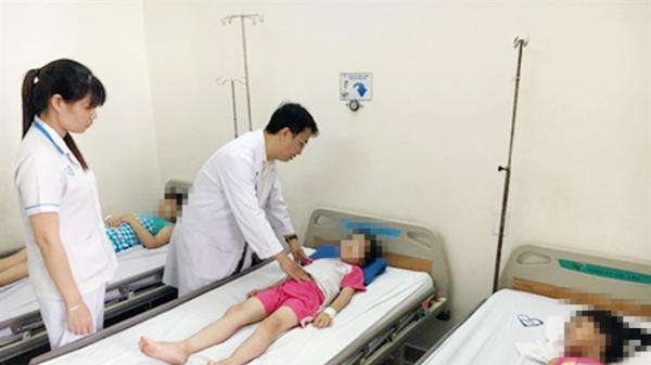 TP.HCM: 65 học sinh nhập viện nghi ngộ độc sau khi ăn trưa tại trường