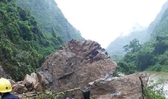 Giao thông 2 tỉnh Thái Nguyên - Bắc Kạn lại bị chia cắt do sạt lở đất trên QL3