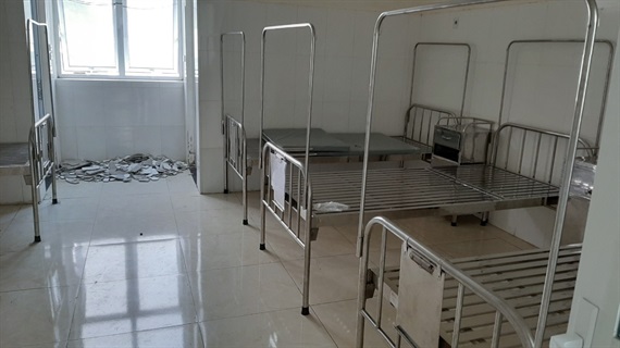 Bắc Kạn: Mảng trần ở bệnh viện 1.000 tỷ rơi xuống khiến nhiều bệnh nhân hoảng sợ