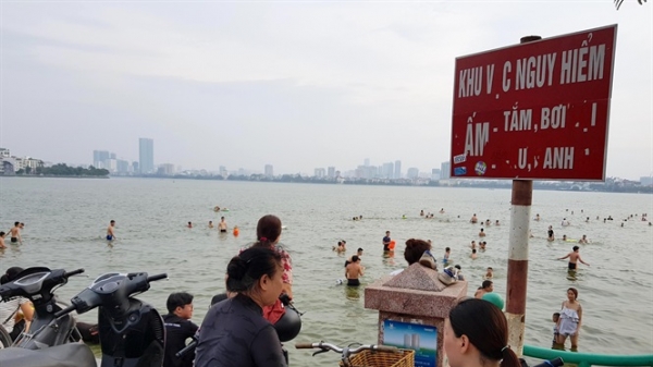 Bất chấp cảnh báo, người Hà Nội vẫn lao xuống hồ Tây... giải nhiệt