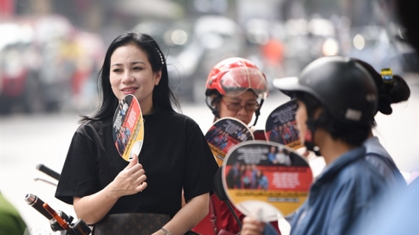 Hà Nội nắng nóng, phụ huynh mướt mải quạt tay chờ con thi THPT 2019