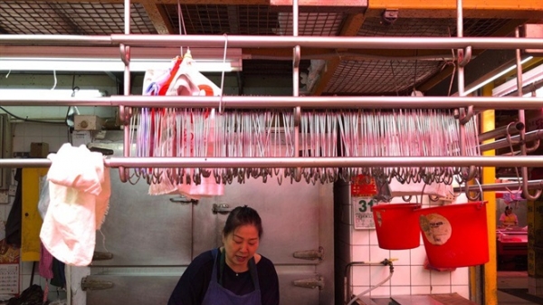Dịch tả lợn hoành hành, dân Hồng Kông cắn răng mua thịt giá cao