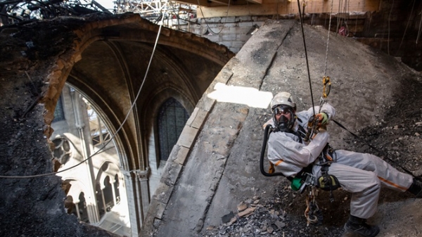 Quá trình tu sửa bên trong Nhà thờ Đức Bà Paris