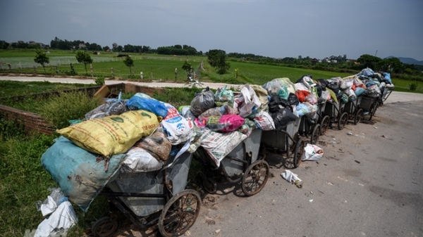 Chưa nhận đủ tiền đền bù, dân địa phương vẫn 'khóa đường' vào bãi rác Nam Sơn