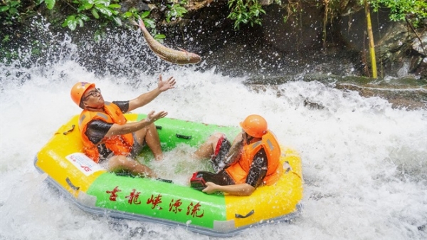 Ảnh trong tuần: Cá nhảy lên thuyền của khách du lịch ở Trung Quốc