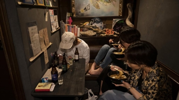 Cuộc sống trong phố ẩm thực đêm tí hon ở Tokyo