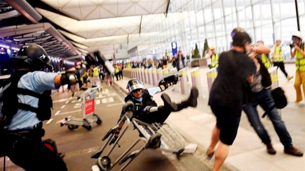 Bộ Ngoại giao hỗ trợ 2 công dân Việt Nam mắc kẹt ở sân bay Hong Kong về nước