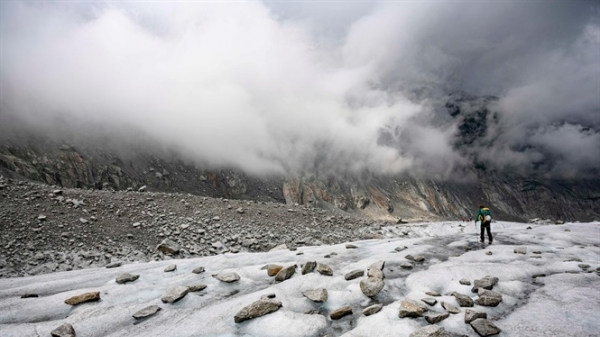 Những dòng sông băng trơ đáy trên đỉnh Alps