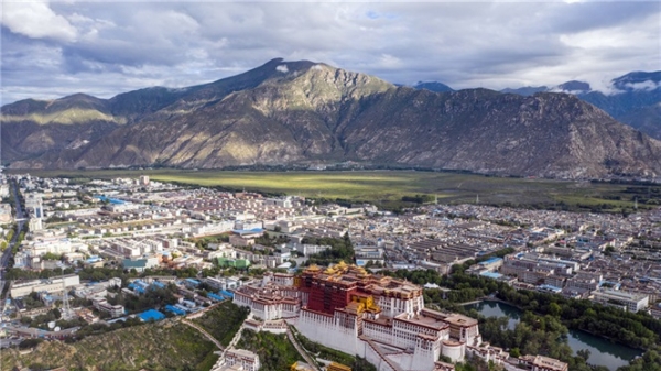 Khung cảnh kỳ vĩ của thành phố cao nhất nhì thế giới ở Tây Tạng
