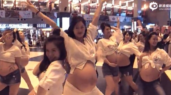 21 bà bầu Đài Loan nhảy múa ở ga tàu gây thu hút