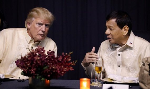 Duterte hát tình ca, gọi Trump là 'ánh sáng'