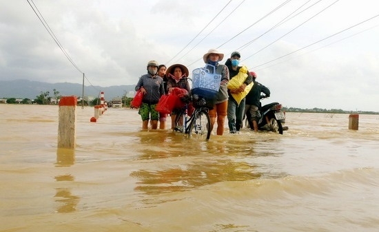 Bình Định: Học sinh nghỉ học, các trường tập trung phòng chống bão