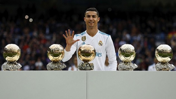 Ronaldo khoe năm Quả Bóng Vàng với khán giả sân Bernabeu