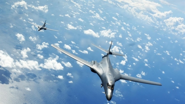 Máy bay ném bom chiến lược Mỹ vào Biển Đông, thách thức Trung Quốc