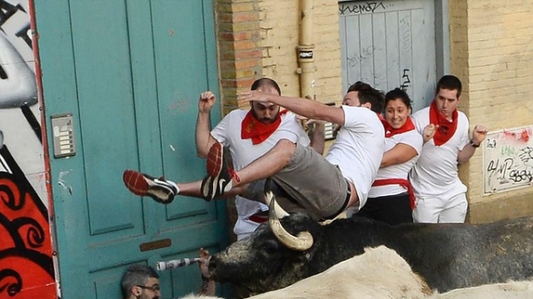 Hai người bị húc trong lễ hội 'chạy đua với bò tót' ở Tây Ban Nha
