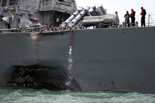 Mỹ tìm thấy thi thể thủy thủ trong chiến hạm bị đâm