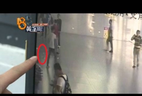 Thanh niên Trung Quốc rải tiền ở nhà ga vì thất tình