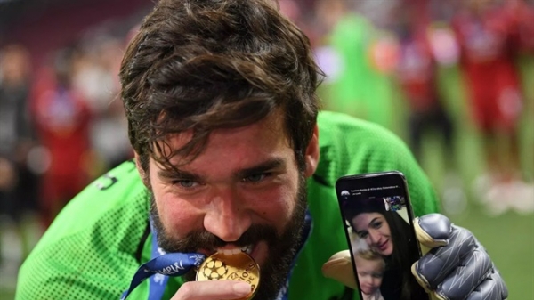 Thủ môn Liverpool khoe huy chương bằng video call với vợ bầu