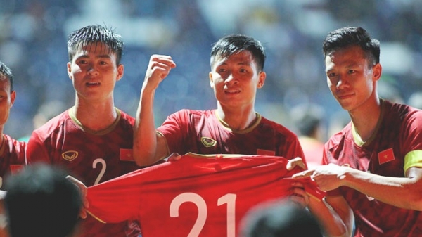 Đồng đội động viên Đình Trọng sau khi thắng Thái Lan